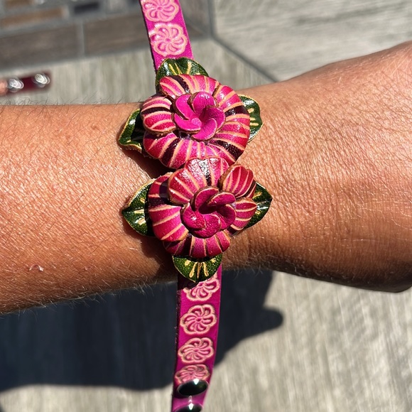 NWT! Genuine Leather
Handmade Handcrafted
Flower Snap Bracelet - Picture 6 of 6